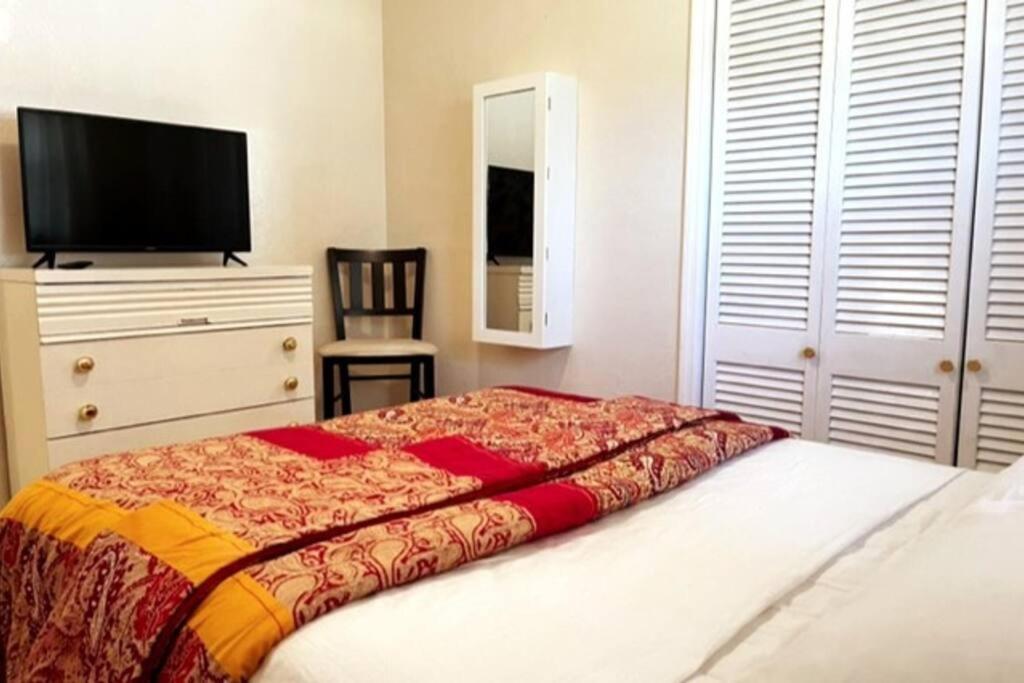 House Close To Downtown, Airport, Raymond Stadium, And Many Places Holiday home Tampa
